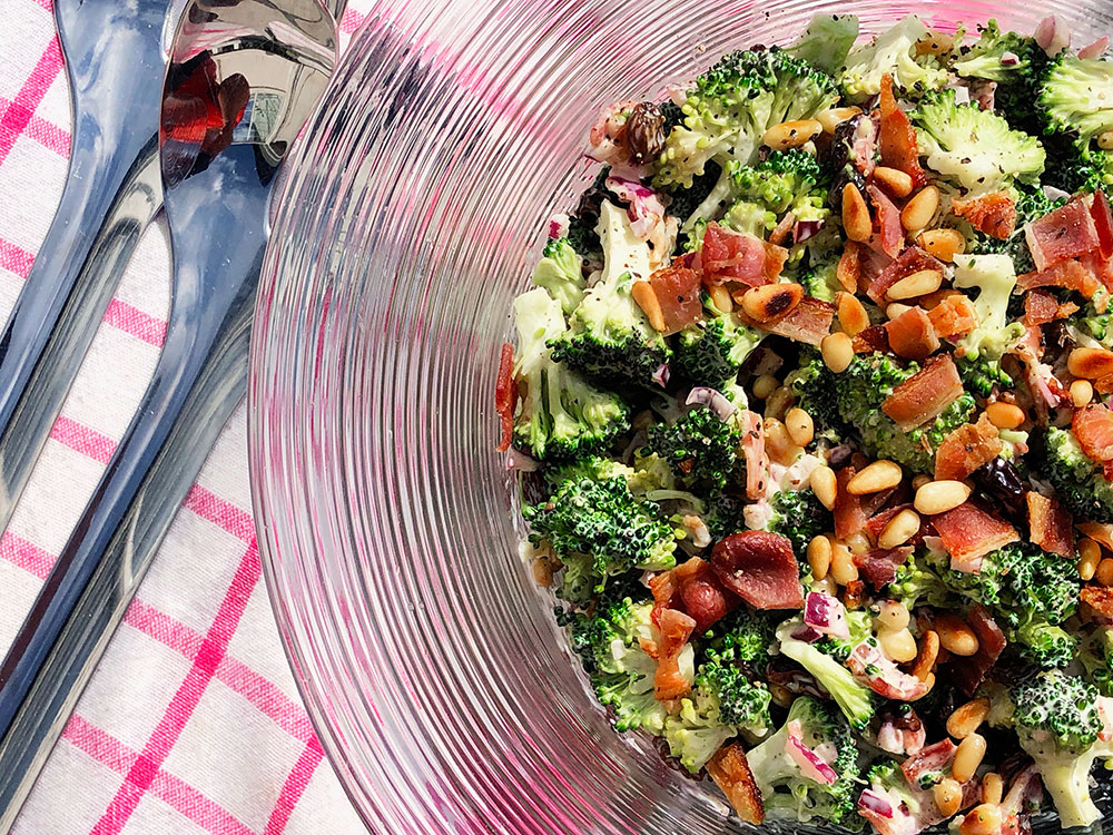 Kremet Brokkolisalat med sprøstekt Bacon og Pinjekjerner