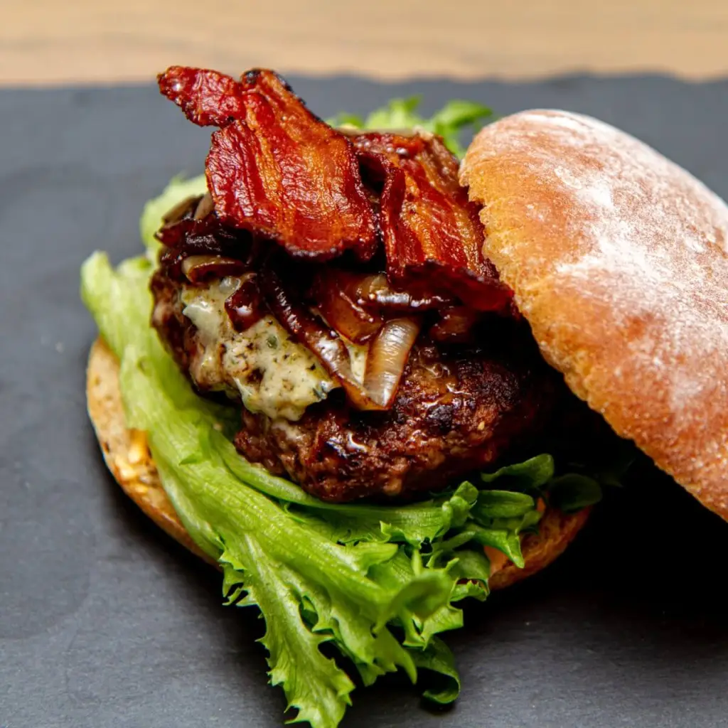 Burger med Srirachamajones, Bacon og Blåmuggost