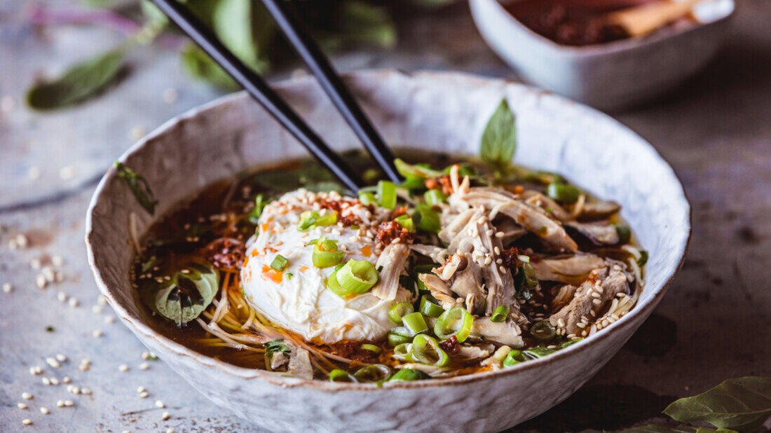 Nudelsuppe med Kylling, Posjert egg og Chiliolje